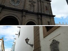 ラス・パルマスの大聖堂、ラス・パルマス・デ・グラン・カナリア・カテドラル (別名カテドラル・デ・サンタ・アナ)正面は黒ずんで重々しい雰囲気。

ここも見学のための入口は別で、正面から右に回り込んだ所（下段の画像）にある大聖堂付属の博物館から入って行きます。
戸口に旗が出ているので、見落とさないように注意。

●注：　大聖堂付属の博物館は天主教芸術教区博物館と言い、大聖堂と併せたチケットは3ユーロ。
博物館内の展示もぜひ見て行きましょう。