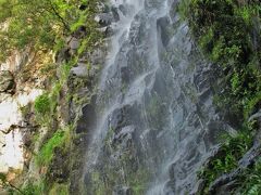 滝壺から見上げる稚児ヶ滝