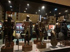 共通入場券で入れる武器等の展示庫に来てみました。
騎士団の時代の鎧や武器などが展示してあります。
豪華な鎧は、身分の高い人が着用したものなんでしょうね。