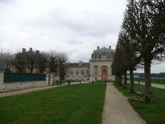 大厩舎、Les Grandes Ecuries
シャンティイ駅から、遊歩道でお城まで歩いて約20分程度でした。