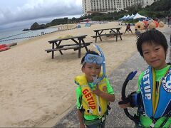 ニライビーチに到着。
こちらは、公共のビーチハウスからアリビラ側のニライビーチ全景をみたところ。

日曜ですが、天候もいま一つなため人影もまばらです。