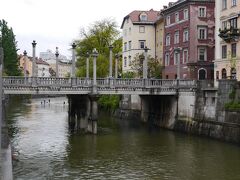 昨日ボートから見た、プレチェニク作品の屋根がない円柱の橋（Cobbler's Bridge）。
ギリシア建築のような円柱が並ぶデザインに見せかけて屋根がない…図書館の窓もそうでしたが、そこに意味があるのか無いのか…不思議な人だなあ。