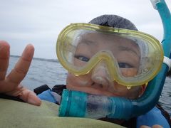 2度目の青の洞窟は、真栄田岬の階段からエントリー。6才の園児も昨年は浮き輪で引っ張ってもらいましたが、今年は泳いで挑戦します。