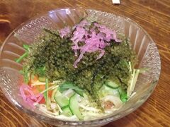 夕食は、リザンシーパークのすぐ目の前にある居酒屋「琉球亭」
久々の沖縄の海ブドウ。沖縄に戻ってきた感じがします。

「ホテルの屋台村でもいいんじゃない？」と妻に聞いたら、「暑いのに、なんで外？」だそうで、こちらになりました。