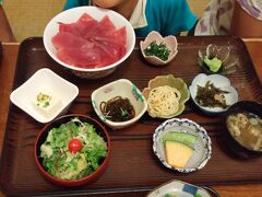 名護市で地元に人気？の飲める定食屋「ゆきの」さん
子供たちはマグロが食べられて大満足でしたが、どーでもいい小鉢が結構多くて、つまみをいろいろ頼むと余っちゃうし、かといってつまみとして美味しいかというと・・・。美味しく飲みたい人にはいま一つかな。