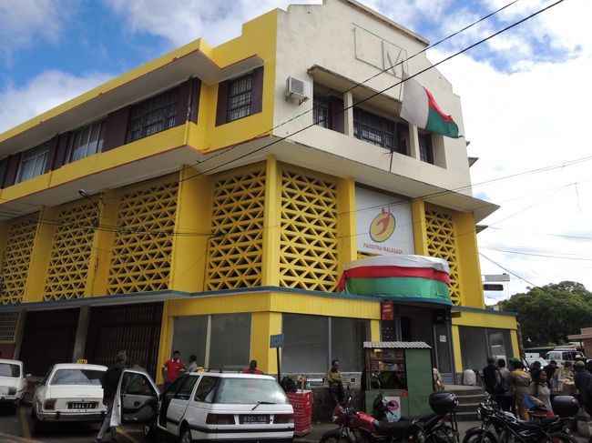 6/20市内散策で中央郵便局へ。Air mail用の切手購入、約75円。