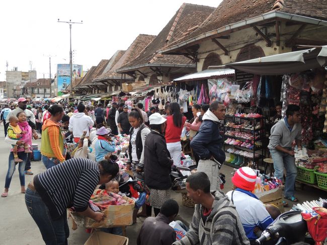 アナラケリーマーケットの人込みはいつでも凄いが日曜日はクローズしている店が続出。食品は肉屋さんくらい、野菜売りも縮小してしまう。