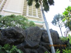 Hilton Hawaiian Village Waikiki Beach Resortの入り口付近のモニュメントと庭園風の塀。
ビルはカリアタワー。