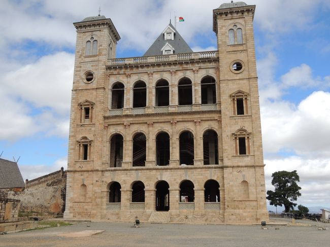 徒歩でメリナ王朝(女王ラナヴァルナ1C建設)見学。