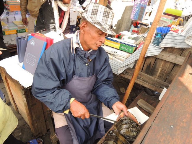 マーケットで“クーバ”を食べた。米粉＋ピーナッツ＋黒砂糖で出来た生地をバナナの皮で包み低温で3日程度蒸す。もっちり甘く美味しい。