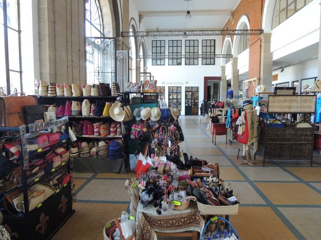 小綺麗なブティックが並ぶ