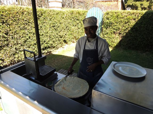 レストランのお姉さん、クレープ焼き。カフェ・ドゥ・ラ・ガール