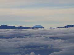 ロープウェイで千畳敷へ

千畳敷からの眺め。
素晴らしい雲海、そして富士山も見えました。