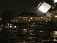 「バトー パリジャン」ディナークルーズ
ポンデザール（Pont des Arts・芸術橋）

この「ルーブル美術館」と「フランス学士院」を結ぶ 9連アーチの鋼鉄製の歩道橋
ポンデザール（Pont des Arts・芸術橋）


2008年頃から　恋人達が“永遠の愛”を誓い、二人の名前を書いた南京錠を取り付ける
「カデナ ダムール（愛の南京錠）」が流行った橋として有名です。
（現在は南京錠を取り付けられません）