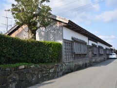 旧益田家物見矢倉の斜め前の旧繁沢家長屋門です。
