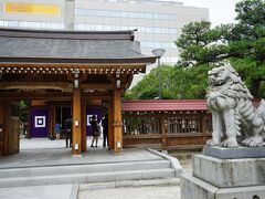 大宰府に向かう前に西鉄「福岡（天神）駅」から徒歩1分、商業施設などの大きなビルに囲まれた警固神社に参拝しました。
