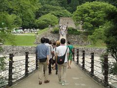 庄川の上の「であい橋」を渡ります。
この橋けっこうグラグラ揺れます。