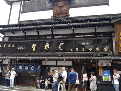 最初に向かった目的地は木曽福島で有名なお蕎麦！！
「くるまや」です。
案の定、行列です。30〜40分ほど並びました。