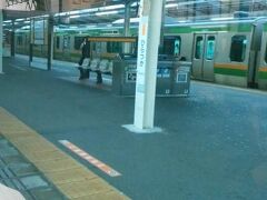 土曜日早朝の人もまばらな平塚駅。

切符を買おうと思ったら、窓口はまだ開いてない。

券売機では1,660円までしか買えなかった。

平塚から西へ行く一番電車の5：31の熱海行。

約10時間の遠足の始まり始まり。

意外に混んでたが小田原でドッと降りた。

熱海で最初の乗換。

ここから苦行と名高い静岡県超え。

さっそく挨拶代わりの軽いジャブを食らう。

熱海までの15連から、いきなり半分以下の6連に?(ﾟ◇ﾟ；)

座れないほどではないけれど。

6：20出発。

途中、隣客のピレパラアース臭に襲われながら

静岡の中盤、島田終点。直前に車内で用足し。

階段を上り下りして乗り継ぎ。

次も6連。8：16出発。混みすぎ。

9：00浜松。

なんと、さらに短い3連に分割されて、そのまま豊橋行きへ。

9：10出発。