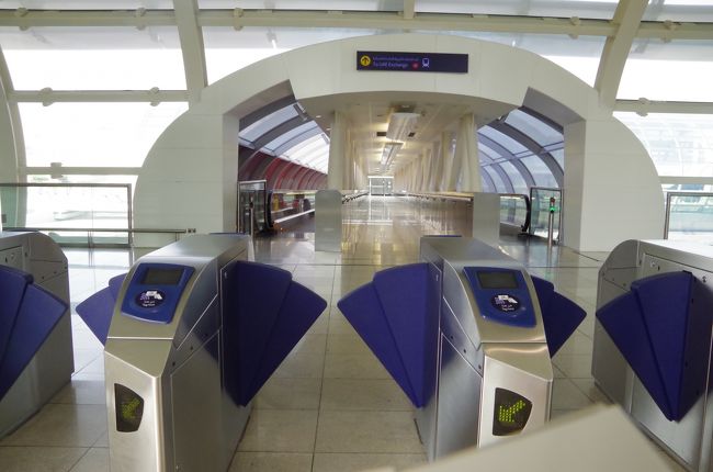 6:15　ドバイ国際空港に到着。<br /><br />朝早いのでのんびりメイクをして、ドバイ国際空港からメトロで市内へ。<br />1日乗車券は22AED(621円）で窓口で購入。（カード払いOK）<br />