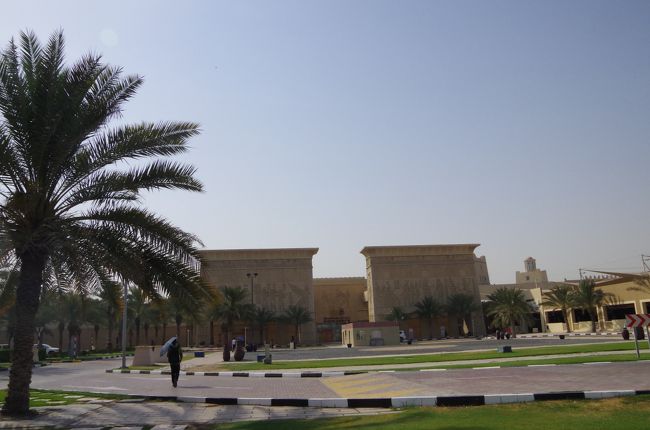 メトロは通勤時間帯とぶつかり、混雑していた。<br />途中でどっと降りた駅があり(ビジネス街？）、そこからはスカスカだった。<br />目的のIbn Battuta駅で下車し、駅から見えるIbn Battuta Mallへ。