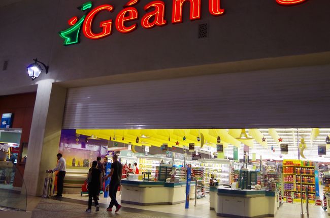 まだ時間も早く、10時開店のスーパーも準備中。<br />