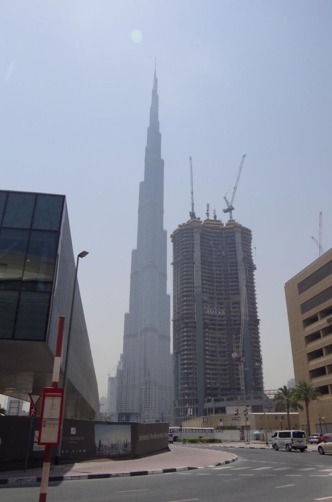 せっかくドバイに来たので、バージュ・ハリファも見ておかなきゃ。<br />Burj Khalifa / Dubai Mall駅で下車。ドバイは今も建設ラッシュ！<br />