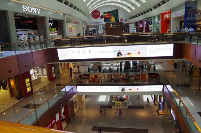 ラマダン中のドバイモールをちら見。<br />もっとガラガラなのを創造していたけど、思ったよりはお客さん居た気がする。観光客かな？