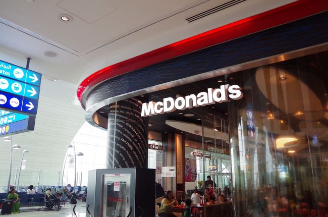 ミールクーポンをいただいていたので、マクドナルドで食事。<br />クーポン内だとマックアラビアは選べないんだね。あれ好きなんだけどなぁ。<br /><br />なのでクーポンから選べるフィレオフィッシュのセットを。<br />食べたら間もなく搭乗時間。リスボンへ向かいます！<br /><br />