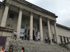 入り口（大漢門）よりひたすらまっすぐ進んで奥にある国立現代美術館（徳寿宮館）にて開催。
元朝鮮王の住まいだった石造殿西館の方が美術館として整備されている。

階段、結構急です。