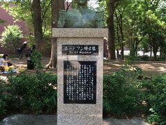 そしてここから噴水を挟んで反対側にはボードワン博士の銅像。
ボードワン博士はオランダの軍医で、明治時代の日本にオランダ医学の普及をしたとの事です。