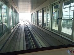 乗り物に乗って空港内を移動。フランクフルト空港は何度も利用したことがあるけど、これに乗ったのははじめて。