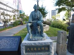 これは大友亀太郎像。
札幌の小学生ならたぶんみんな知ってる人です。(学校で習うから。)

この創成川の元である農業用水路を作った偉人です。