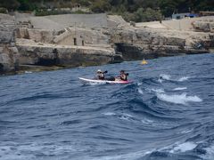 マルセイユからカシを結ぶ海岸線はカランク (Les Calanques) という深く入り組んだ入り江でゴツゴツした石灰岩の断崖絶壁に囲まれている

これは、先史時代の氷河期とその後の地殻変動によってできたもので、碧い海の色と切り立った白い岩のゴツゴツ感と岩に張り付くような緑の色の組み合わせが見事な風景を作り上げている