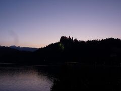 だんだん暗くなってきて、ブレッド城がぼんやりとライトアップされてきました。

年明けの浜松旅行から気になっていた、カメラの三日月形の影が、、