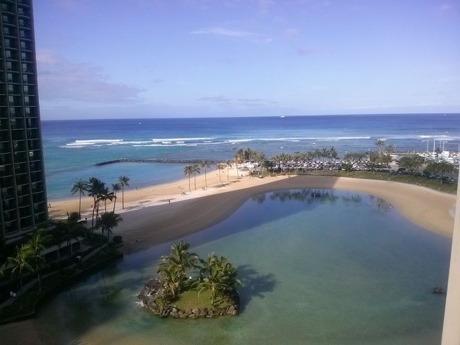 ２日目の朝。ラナイからの眺め(^O^)<br /><br /><br />寝たのは１２時過ぎでしたが、確か５時前には目が覚めてしまいました(;^ω^)<br /><br />海をながめてうっとり。<br /><br />朝からテンション上がっています。寝不足のハズなのに気分はスッキリ爽快です！<br /><br />