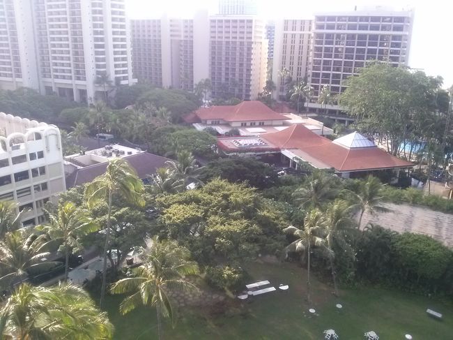 ヒルトン村のホテル棟たち。<br /><br />今回の旅行中、写真下方の芝生のところで日本のどこだったかの会社でパーティーしてたり、イベントがあったり、賑やかな夜が多かったです！・・気になるほどではなかったですよ。<br /><br />貸し切りだったからかなあ。水曜と土曜（確か）にあるハズの映画上映会がやってなかったです〜。