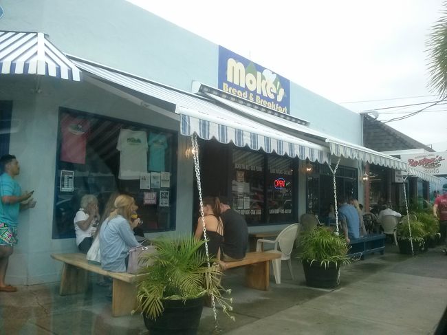 ガイドのマコトさんにモケズに電話してもらって、持ち帰りで注文したかったのですが、かけてもらったところ、土日は電話での注文は取ってないらしく・・(*_*;<br /><br />この日は日曜日。混んでいるのか確かめるべく、寄ってもらいました。<br /><br />１時間待ちであきらめました・・・(;^ω^)<br />ブーキモでランチ買って（持ち帰りで）、カイルアビーチで食べる予定でした。<br />なので一緒にモケズでも、と思ったんですが。なかなか思うようにはいきませんね。<br /><br />モケズのロコモケとリリコイパンケーキ、食べたかったんですが、また次回！<br /><br />後になって思えば、１時間待ちでも頼んでおけばよかったー。なぜなら・・・<br />