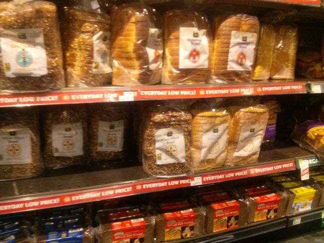 この食パン、買いました。おいしかったです。<br /><br />でも、いっぱい種類がありすぎて迷いました。それにしても全部スライスが薄っい。<br /><br />サンドイッチ用？<br /><br />まあいっかってことで、決まりました。