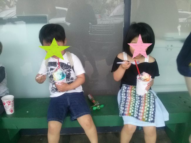 外のベンチで黙々と食べています。<br /><br />ちなみにメニューにあったのかわかりませんが、レインボーにしてもらいました。<br /><br />子供達に選ばせるとまたまた時間がかかりますので(;^ω^)私が勝手に。<br /><br />子供にとっては見た目が重要です。