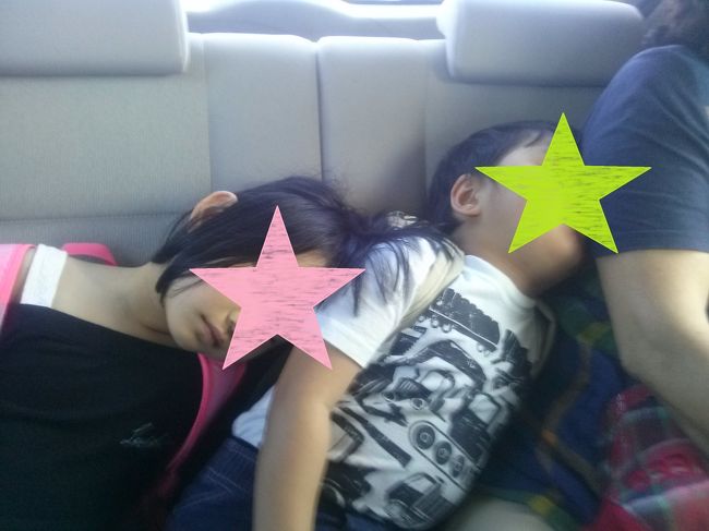 ２日目も子供達は時差ぼけです。車に揺られて寝ちゃいました。<br />車で向かった先は・・・！