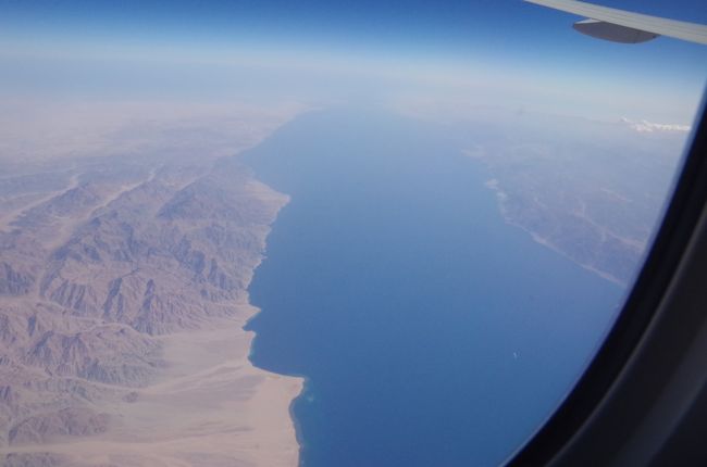 エジプト上空。下に見えるのは紅海かな。
