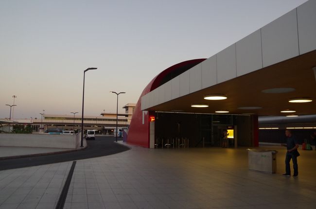 19:45、リスボン空港に到着。<br /><br />ヨーロッパの夏は日が長いので、夜でもまだまだ明るい。空港を出てメトロの駅へ。