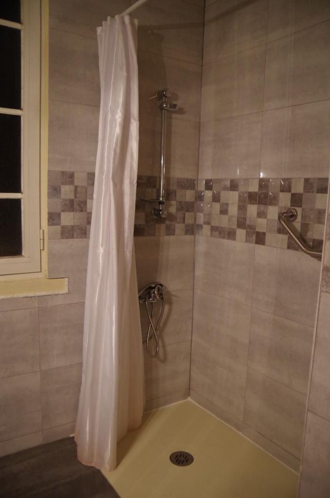 シャワーはこんな感じで、段差がないことが難点。<br /><br />バスルームから部屋がすぐで、傾斜もあるため部屋にシャワーの水が流れてしまう。毎回部屋に水が流れてしまった。（ひとりだからいいけど･･･）<br /><br /><br />長旅で疲れていたので、シャワーを浴びて就寝。