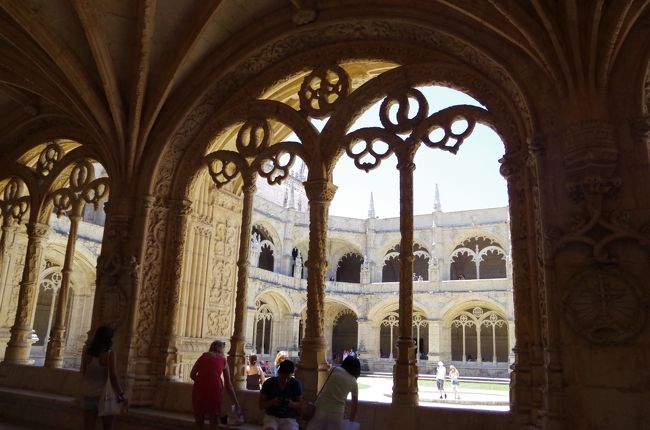 ジェロニモス修道院は世界遺産。ジェロニモス修道院は着工から完成までに300年もかかったらしい。立派な建物だった。