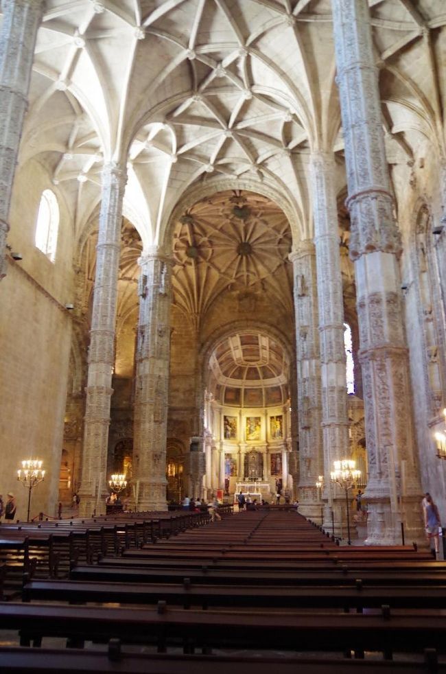 サンタマリア教会の中へ。