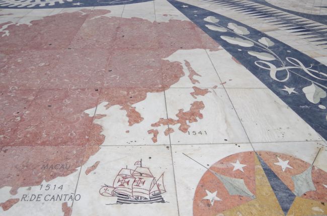 広場の前には世界地図が描いてある。<br />日本のところに書いてある1541年というのはポルトガル船が豊後に漂着した1541年で、ポルトガル人が種子島に漂着した年（1543年）ではない。