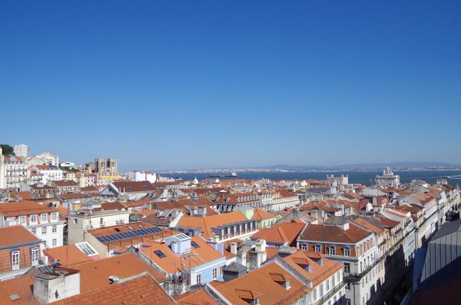 エレベーターを昇ったところから。奥に見えるのはテージョ川。<br />海みたいに広い！