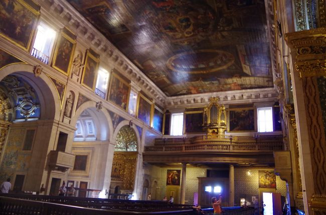 サンロケ教会は外観はシンプルだけど、中はこんなに豪華！<br /><br />バイロアルト地区を散策したあとはまたサンタジュスタのエレベーターに乗り、下へ戻る。ツーリストポリスに行き、ポリスレポートを書いてもらった。<br /><br />