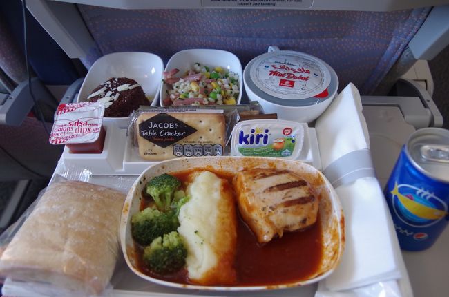 機内食はチキンにした。なかなか美味しくて、完食。